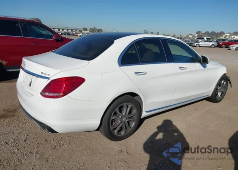2015 Mercedes-Benz C 300 4Matic z USA, uszkodzony, nr VIN 55SWF4KB1FU039770